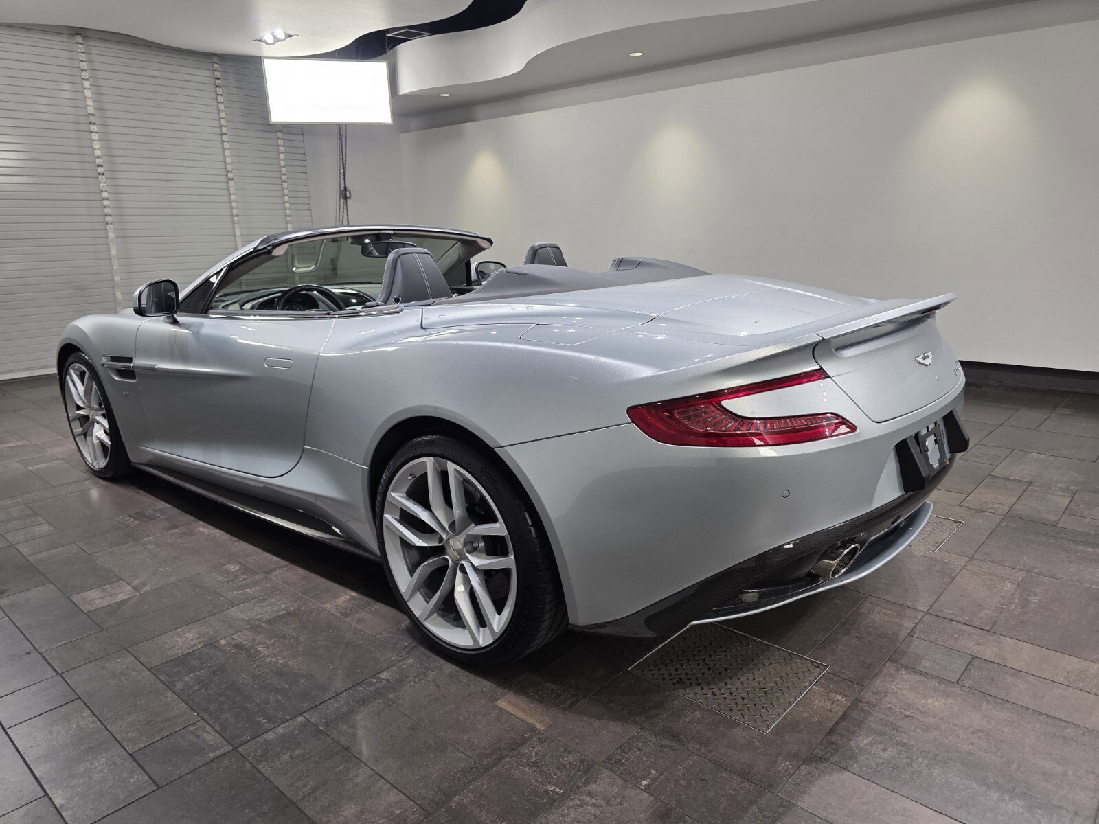 aston martin vanquish 2017 SCFPMCGU2HGK03246 image aston martin vanquish 2017 SCFPMCGU2HGK03246 image